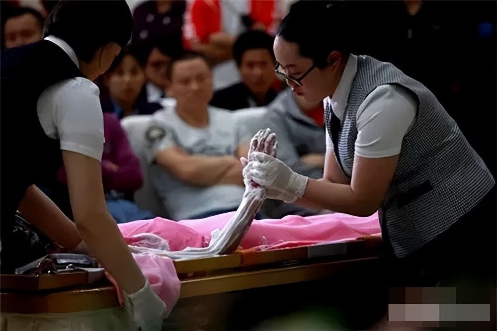 入殓师为什么不能触碰亲人的尸体,人死后必须要用入殓师吗