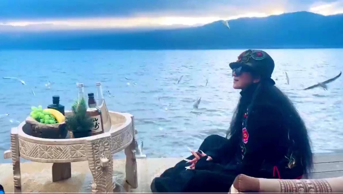 杨丽萍月亮宫没拆！豪宅内享美食美景超惬意，房间凌驾于洱海之上