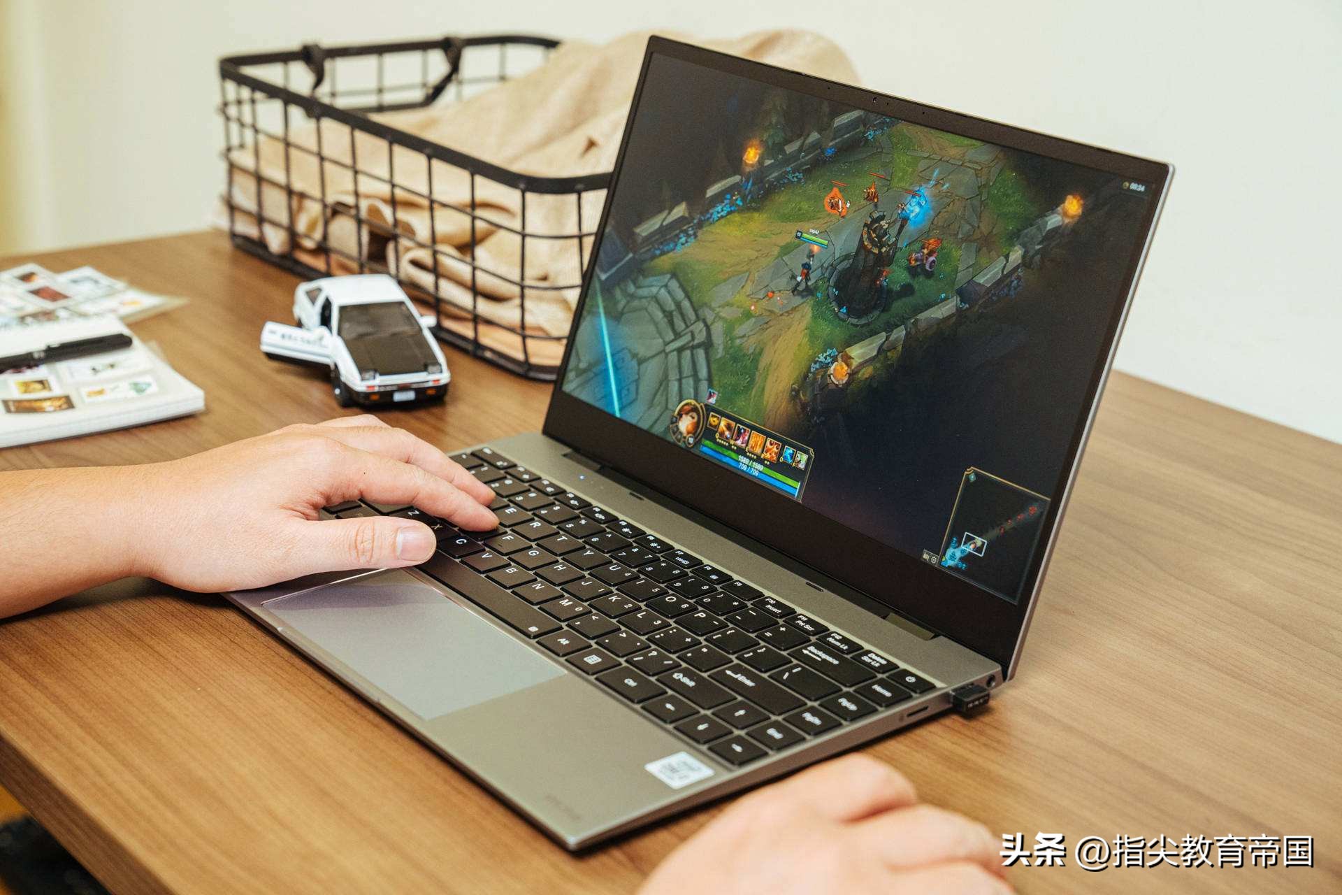 大学生游戏本和轻薄本哪个更实用,买游戏本还是轻薄本对大学生好