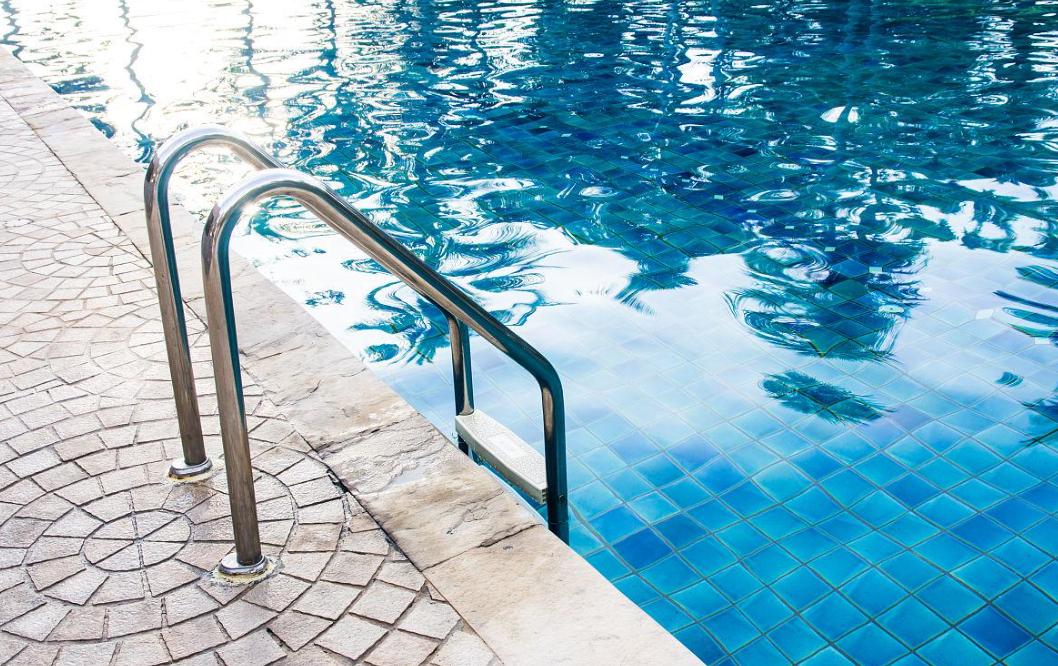 男子携妻小去水上乐园后感染“难言之隐”？夏天还能安全玩水吗？