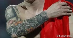 梅西年轻正面纹身图像,安东内拉和梅西的皇冠纹身