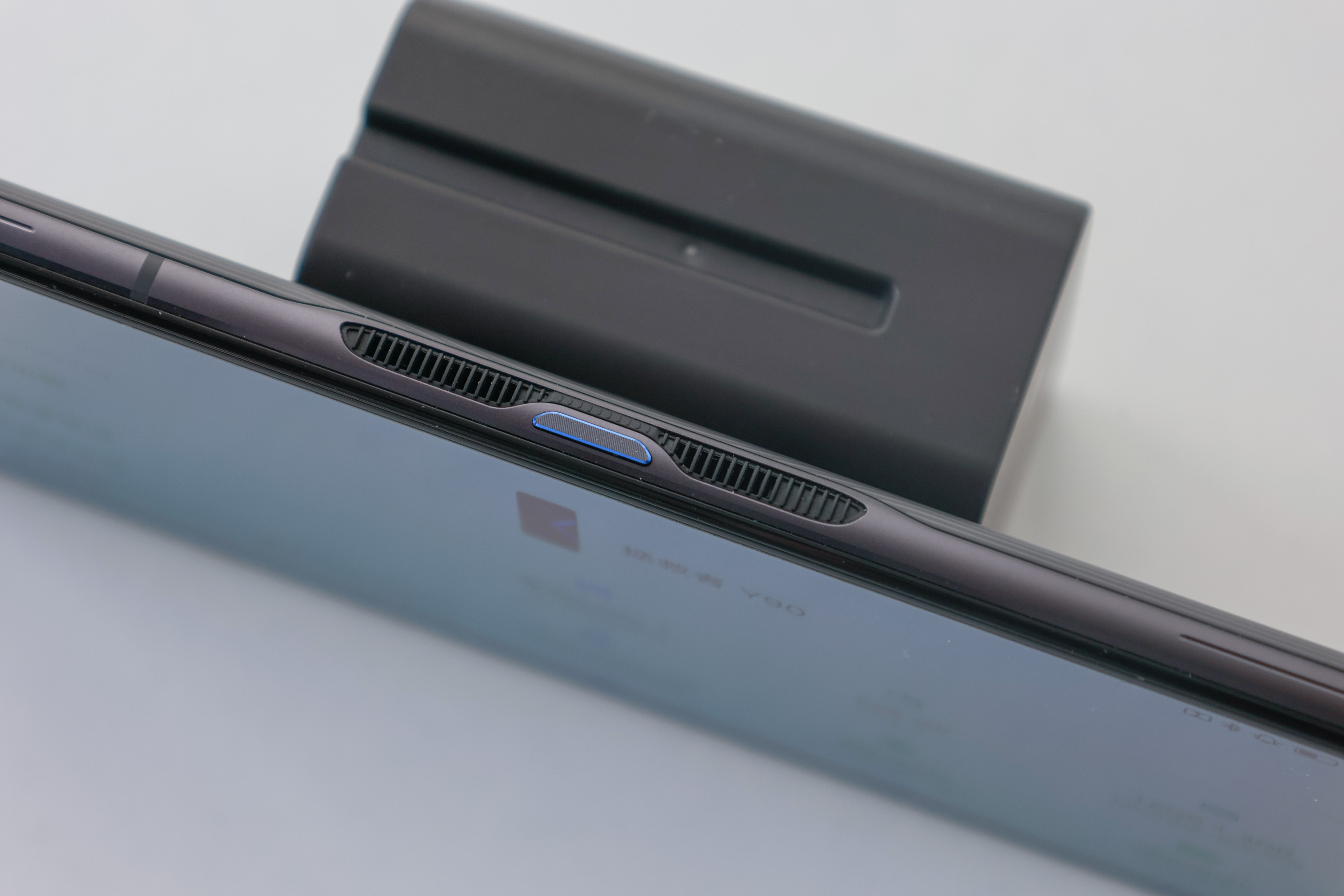 拯救者y90电竞手机科技美学,拯救者电竞手机y90玩游戏