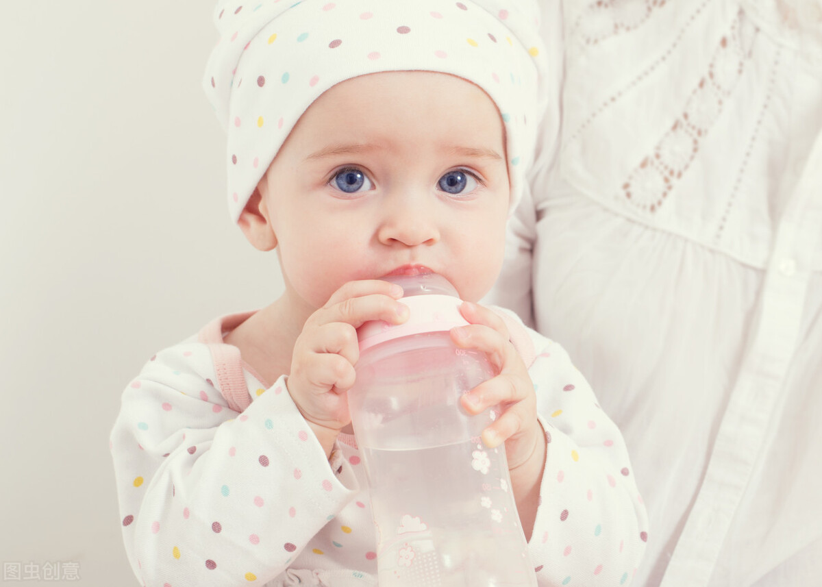 如何才能解决宝宝不爱喝水,应对宝宝不爱喝水的方法