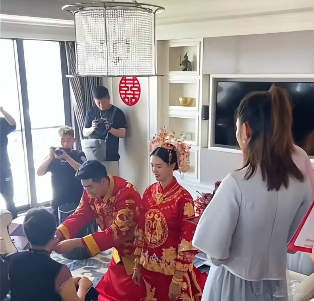 张常宁穿中式婚服亮相,张常宁婚纱礼服