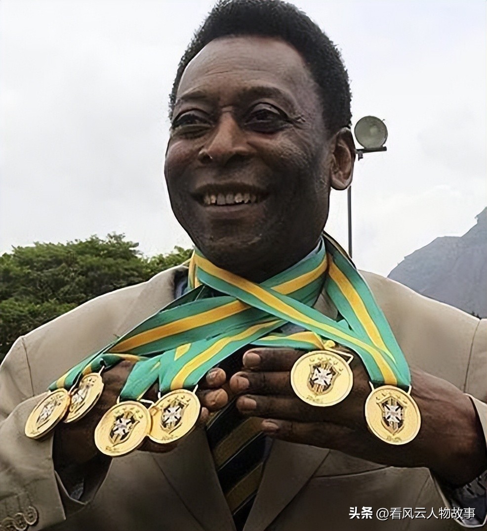 贝利为什么不喜欢罗纳尔迪尼奥,贝利从贫民窟到一代球王