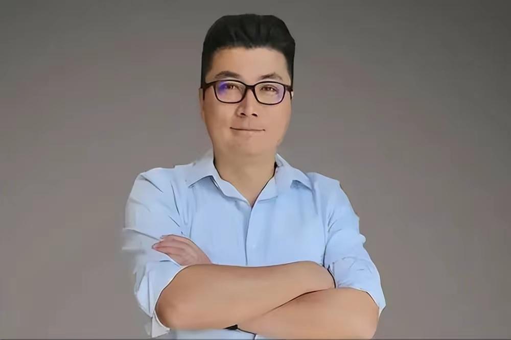 母亲借给他3700元创业一年赚60亿,穷小伙借2万元创业4年赚1亿