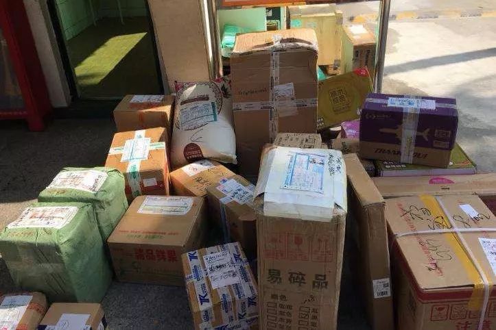 我给光头当秘书,月入五位数,几百人争着和我搭关系