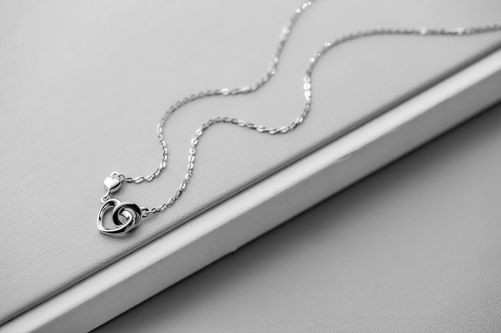 银饰表面有坑怎么解决,为什么银饰戴着会有黑色裂痕