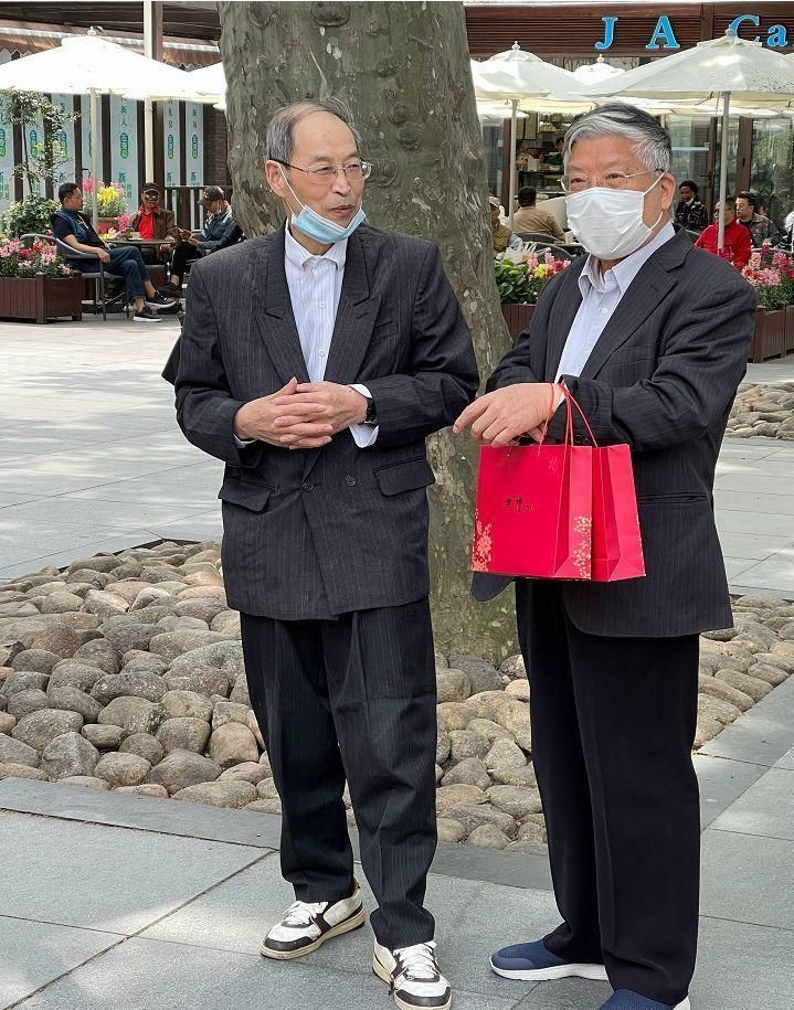 60岁大叔穿休闲鞋好还是老爹鞋好,40岁男人照样可以穿帆布鞋