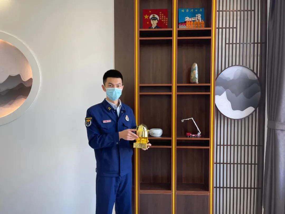 消防春节不打烊坚守一线保平安,消防员春节我在岗守护万家灯火