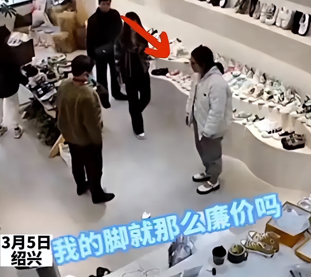 到底打了谁的脸？抑郁症少女被母亲当街怒骂：不愁吃喝你装什么装