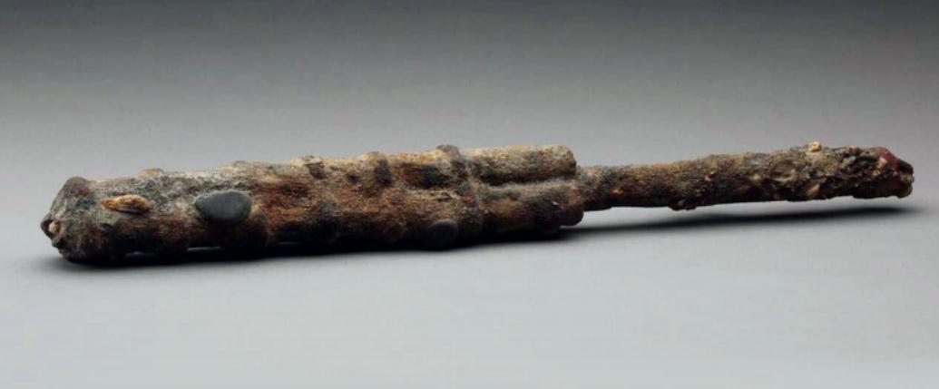 男子在江中捡到金锭,村民河边捡到金子价值3亿