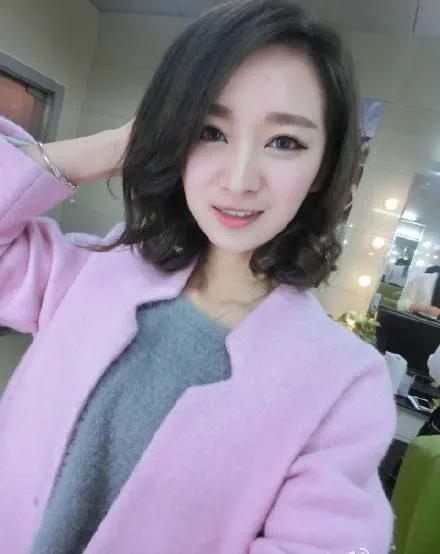 王治郅穿军装与现任妻子照片,追风少年王治郅