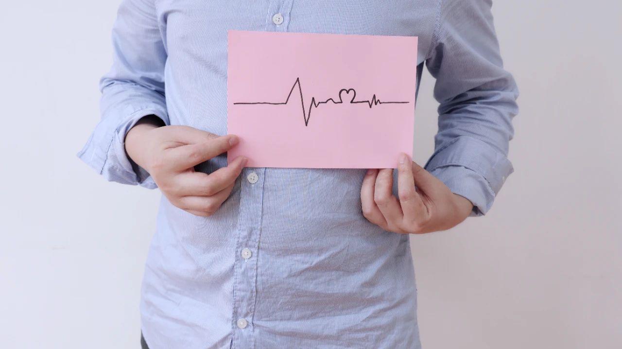 心脏会突然怦怦跳怎么回事,心脏砰砰跳是什么原因引起的