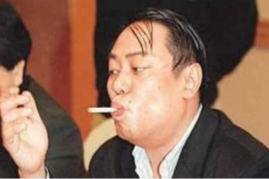 中国穷小子，炒房狂挣20亿，拍拖多位明星，47岁猝死东莞