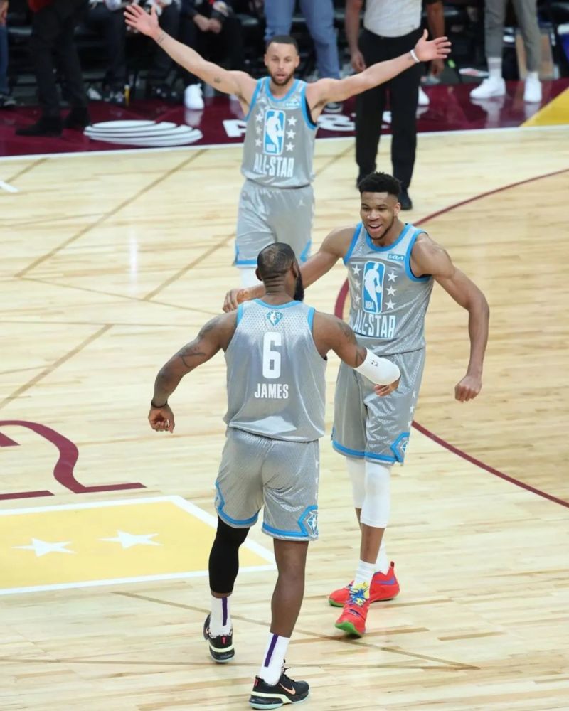 字母哥单挑全队,字母哥全明星选利拉德