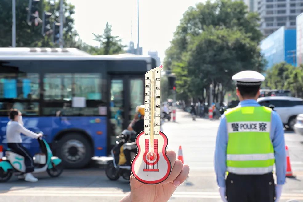 高温下他们仍在坚守训练,高温炙烤他们全副武装轮班坚守