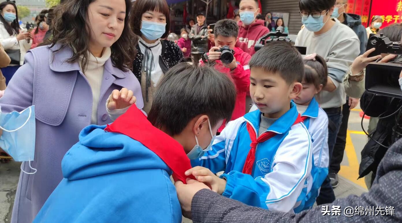 张琳艳回母校被老师塞糖,张琳艳恩师