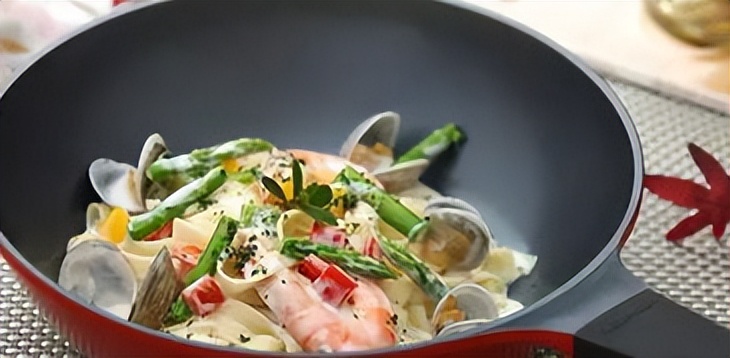 不粘锅涂层轻微刮出条印有毒吗,不粘锅涂层危害视频