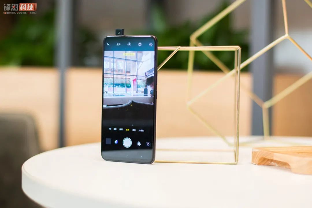 手机里面根本没有这个大块头的容身之地，但是这一次，不太一样了