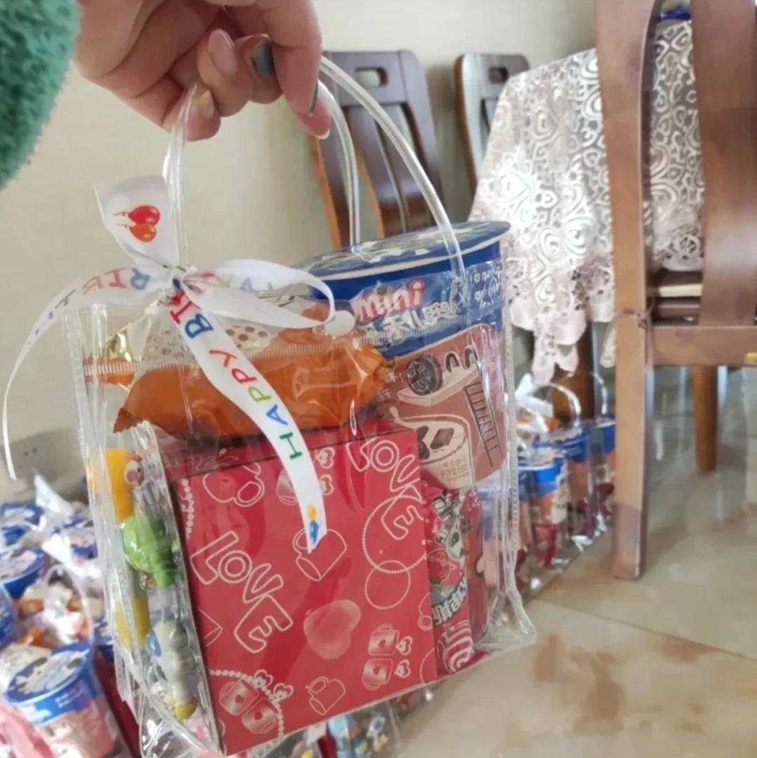 幼儿园小孩过生日要给全班礼物吗,幼儿园过生日小朋友准备礼物