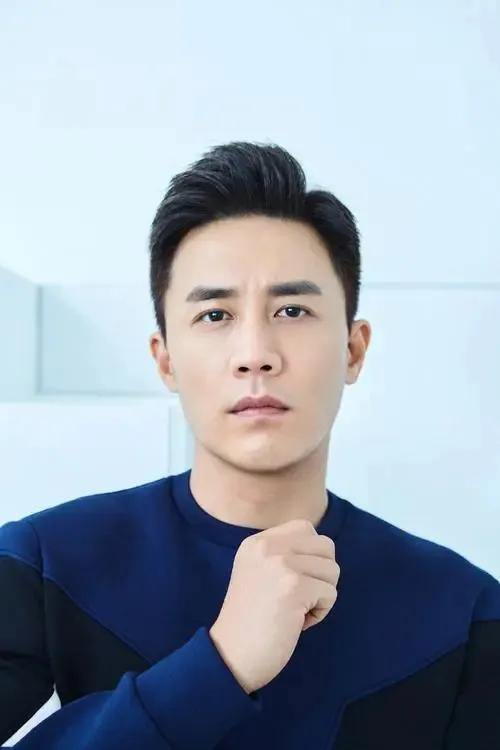 印小天泰国街头热舞，舞姿夸张表情抚媚引争议，精神状态惹人担心