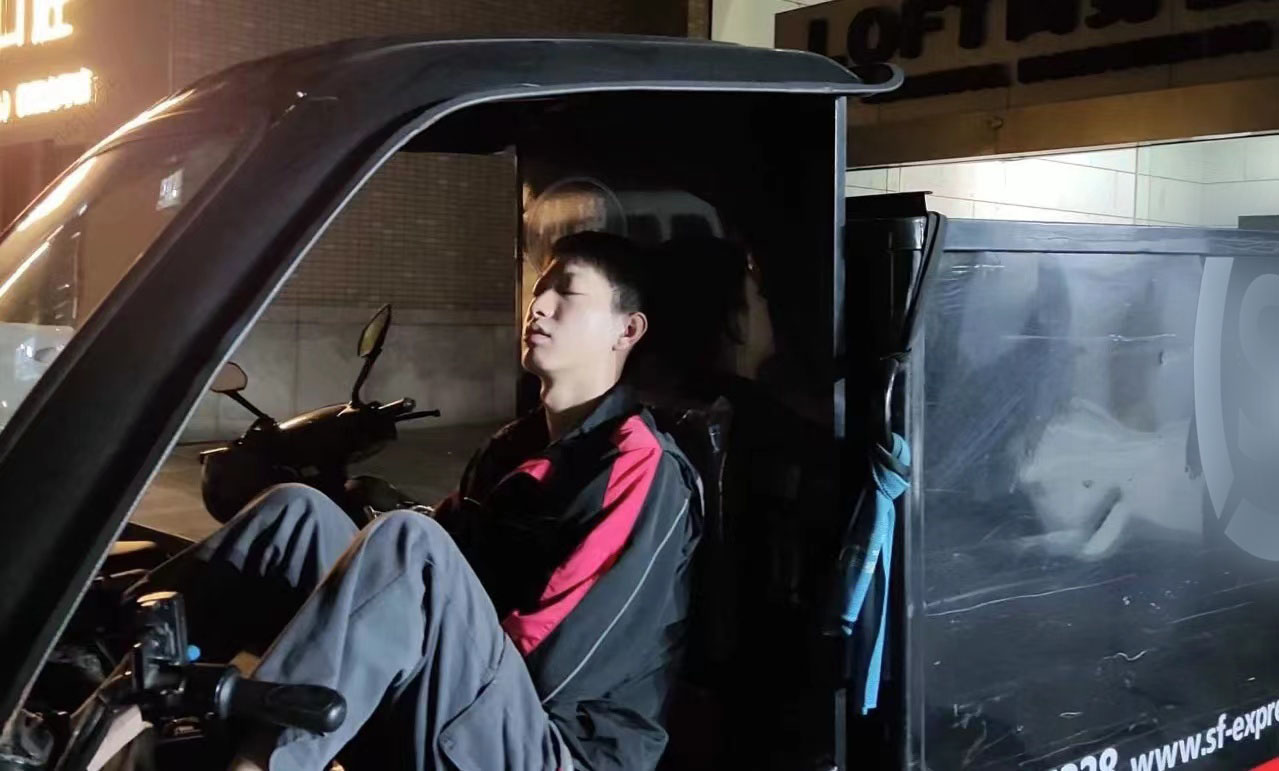 快递小哥让我们心疼,快递小哥你在忙什么