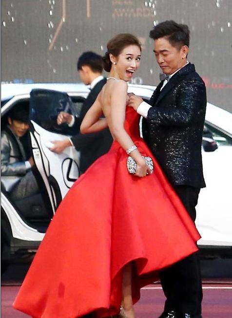 父女“嘴对嘴亲吻”不害臊，以爱的名义满足私欲的行为，该停止了