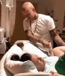 “你生孩子那滩血，恶心得我快吐了！”究竟该不该让老公陪产？