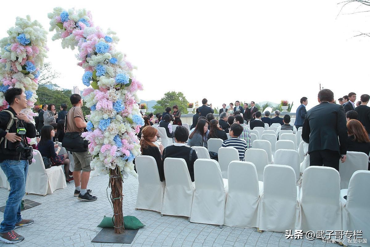 男子结婚邀请前女友闹婚礼,男生为前女友举办婚礼