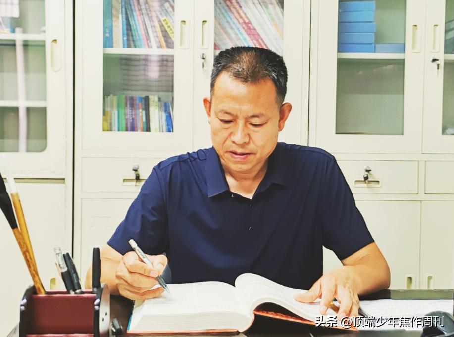 绿茵承载希望足球点燃梦想——访焦作市解放区七百间小学校长董兴国