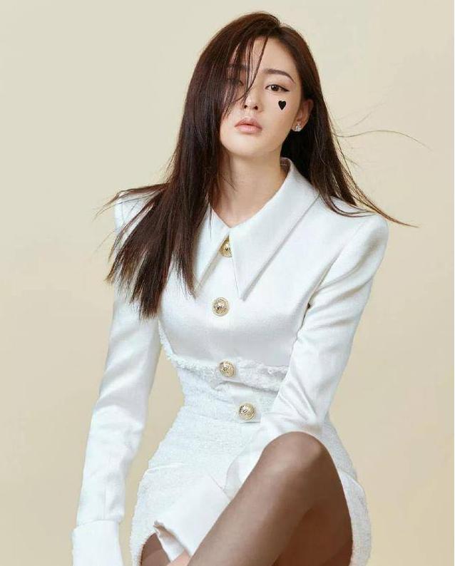 张天爱全黑摇滚妆,身穿黑衣的张天爱也难掩完美身材