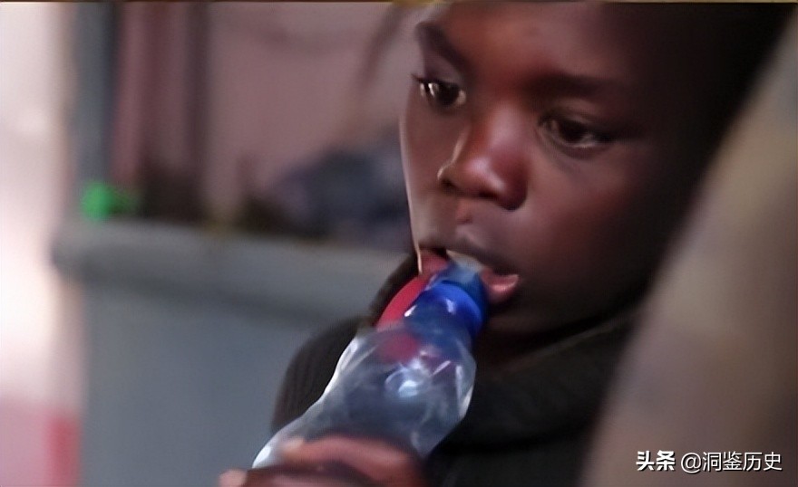 2018年非洲“先知”卖万能神药,用柠檬水兑汽油,一年狂捞1000万