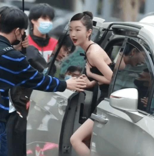 有一种“尴尬”,叫周冬雨玩性感