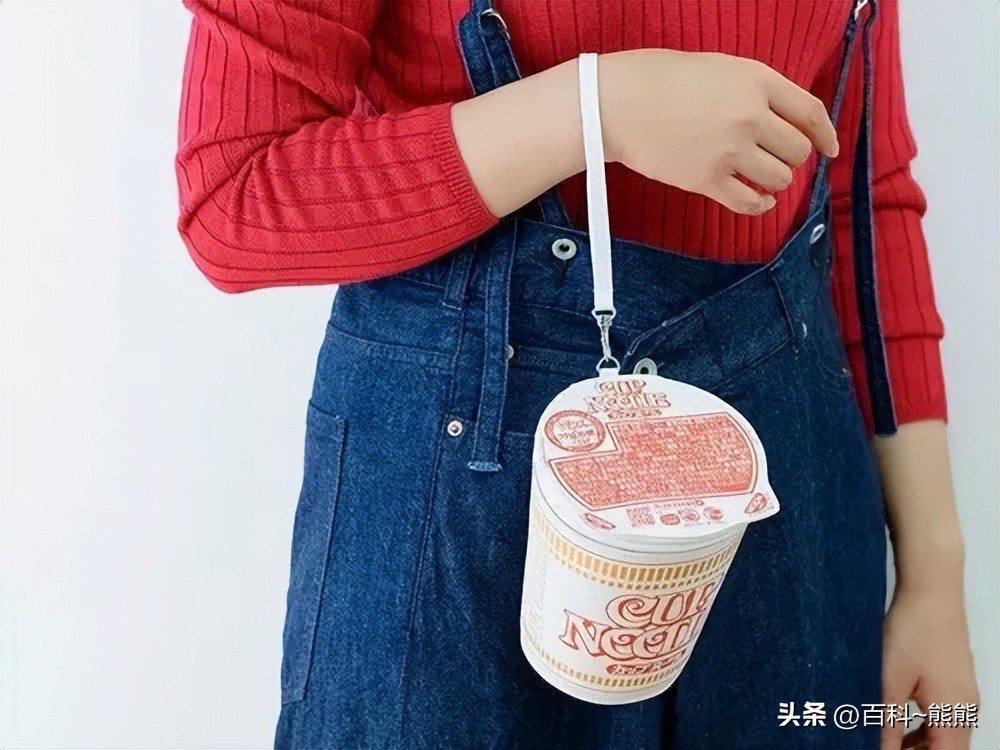 拉面杯里的“神秘肉”，画风太荒唐