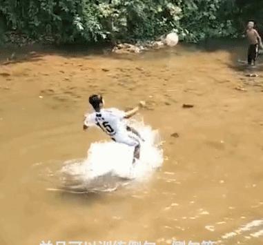 云南小伙坚守17年为学生圆足球梦,励志少年足球梦