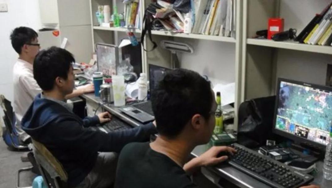 现在的大学生每天都在干嘛？为什么很多连毕业证都混不到？