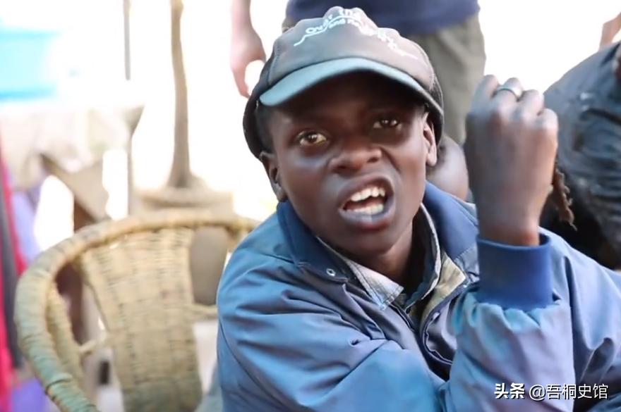 非洲男孩每天喝“胶水”，终日与蚊子相伴，被人称为“僵尸男孩”