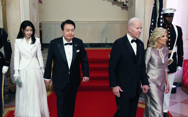 韩国第一夫人闪耀亮相国宴,韩国第一夫人参加国宴时候的绿裙