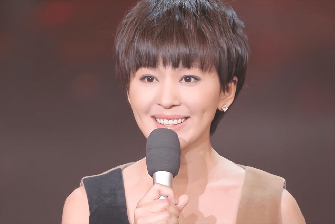 欧阳夏丹主持新闻联播康辉,陪伴欧阳夏丹