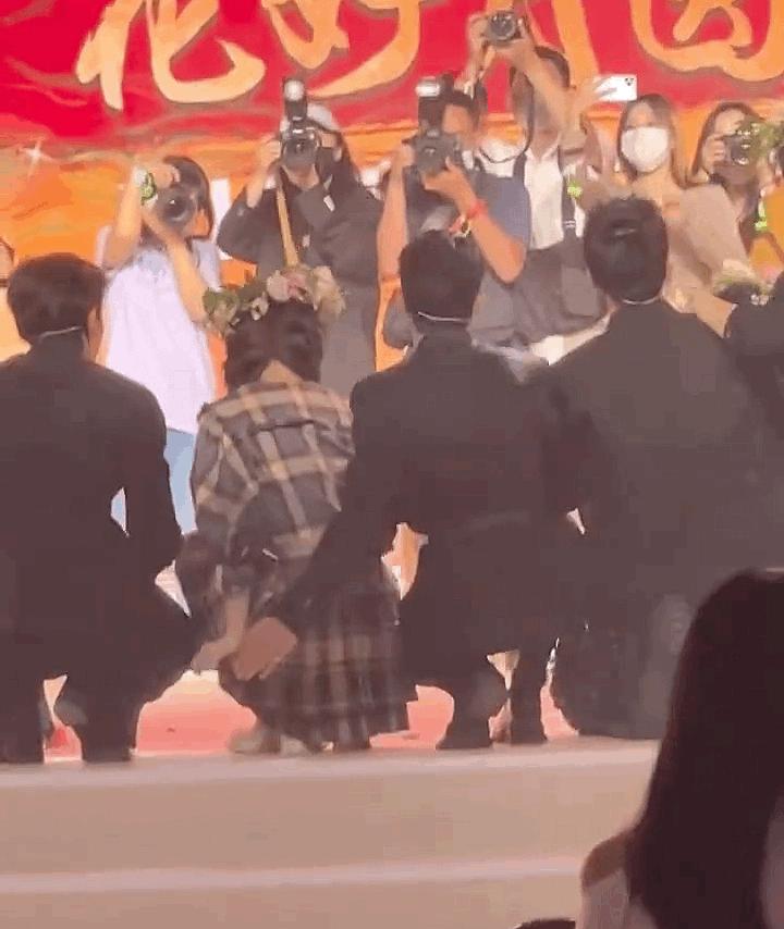 王鹤棣出席活动微博惊艳,王鹤棣一夜爆红的反应