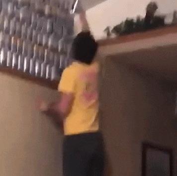 笑死了，女朋友说她昨晚游泳去了，这晒痕就是最好的证明