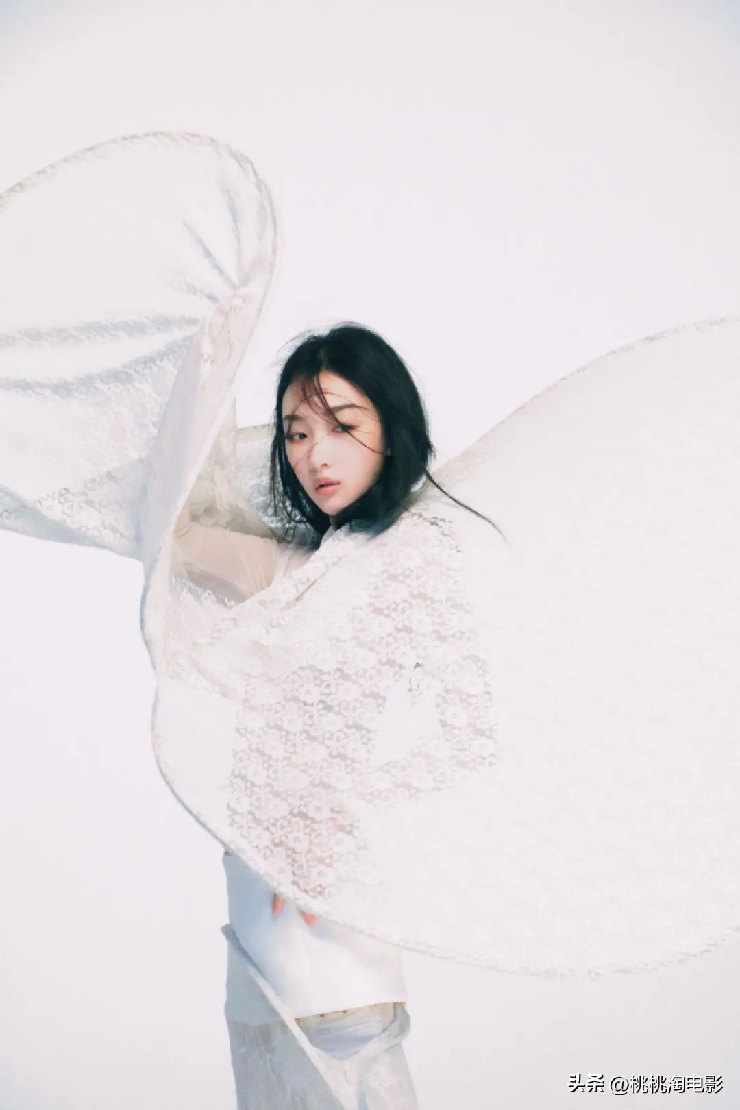 周冬雨嘉人封面生成图片,周冬雨影后图