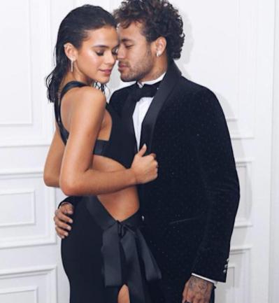 巴西第一深情女友照片,内马尔两任女朋友照片