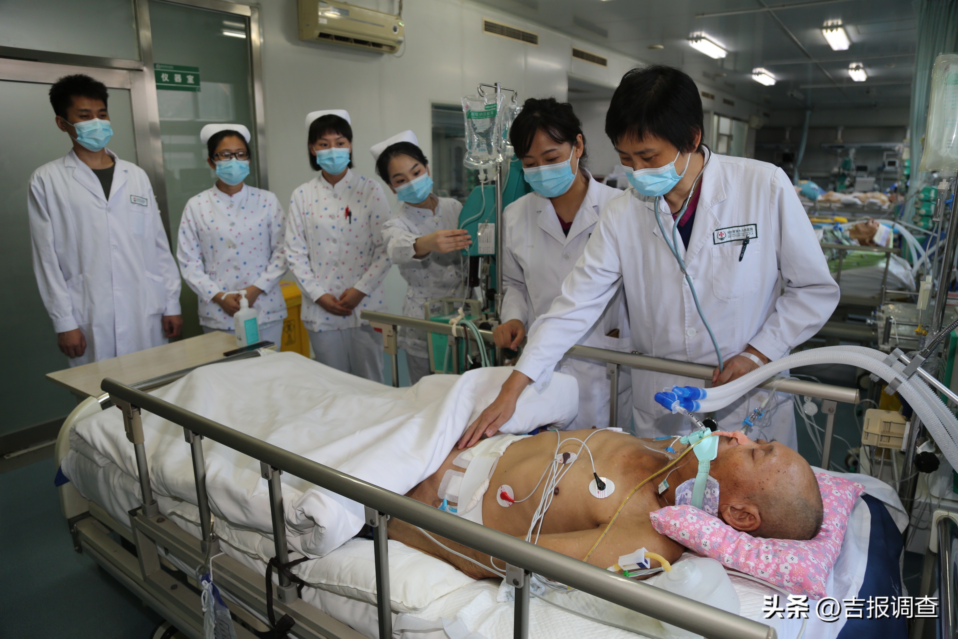 120送来昏迷不醒、没有家属陪同且身份不明的高龄患者后，解放军第九*四六**医院医护人员立即展开全力救治