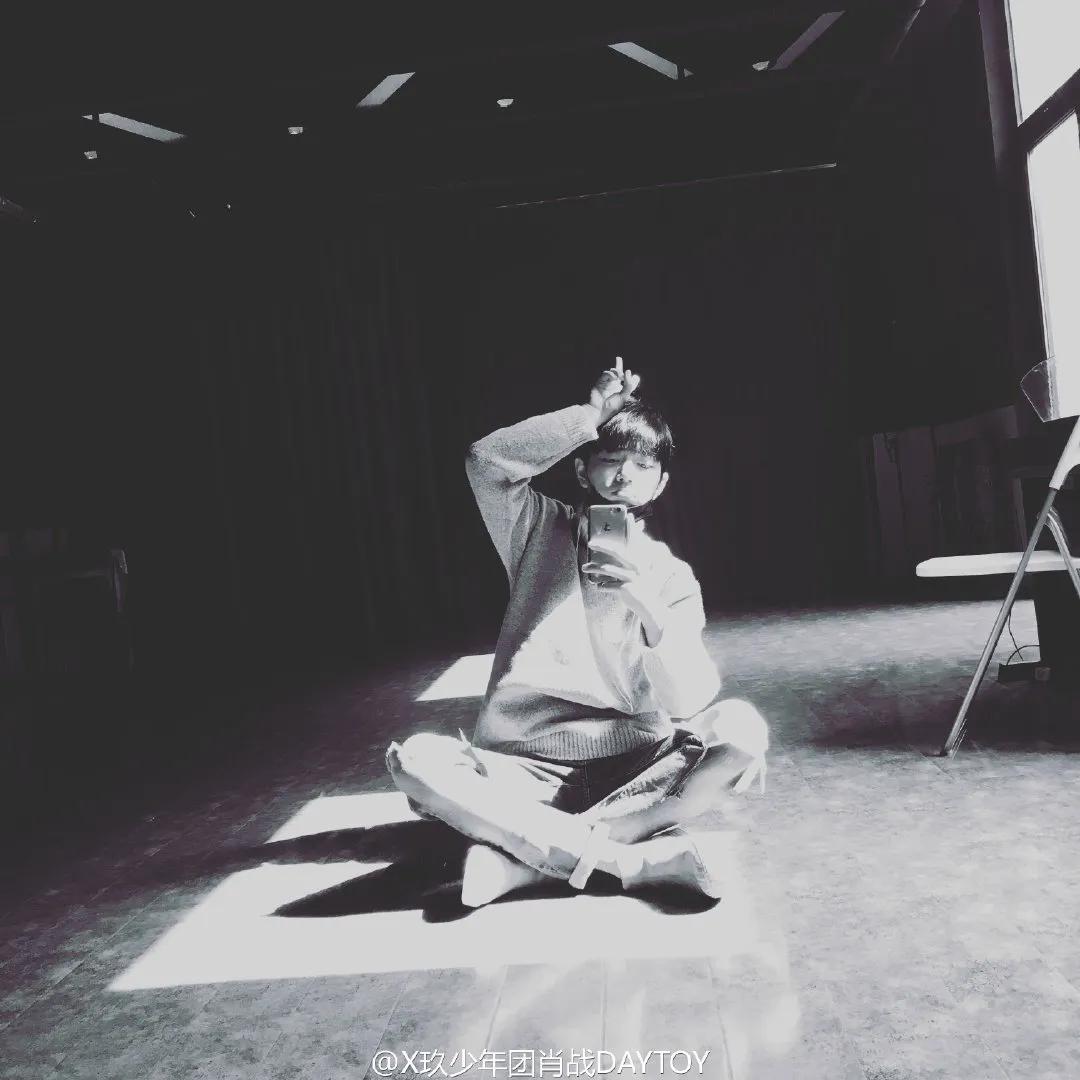 肖战微博上发自己的照片,肖战曾经的微博照片