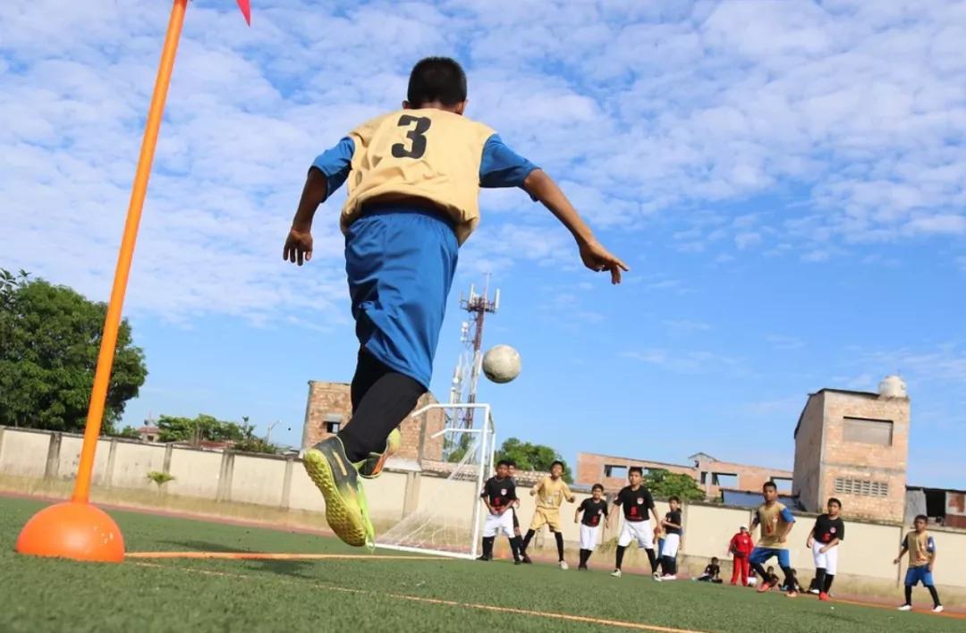 孩子爱踢球怎么鼓励他,如何鼓励孩子踢球出发