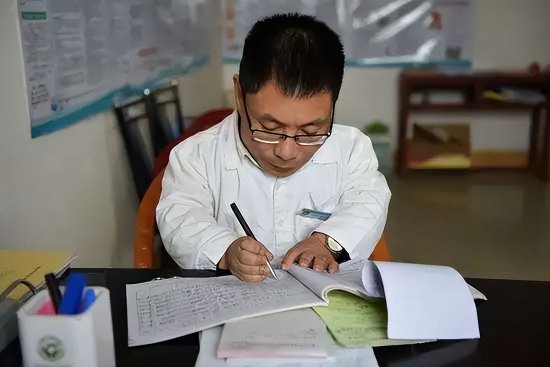 他3岁患病，身高不足1米回乡当村医，30年把自己活成了“巨人”！