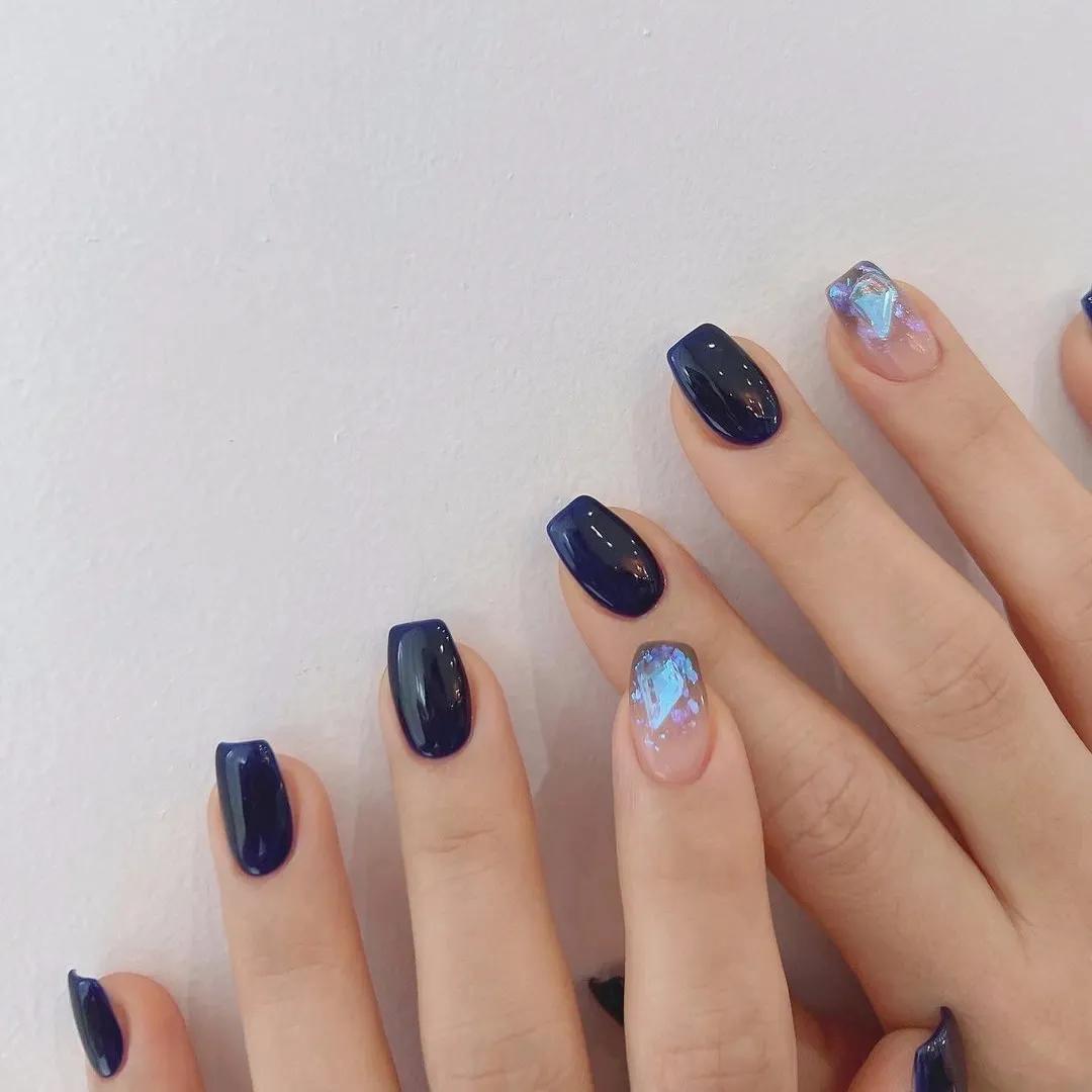 豆沙色美甲显手白吗,雾霾蓝跳色美甲图片显手白