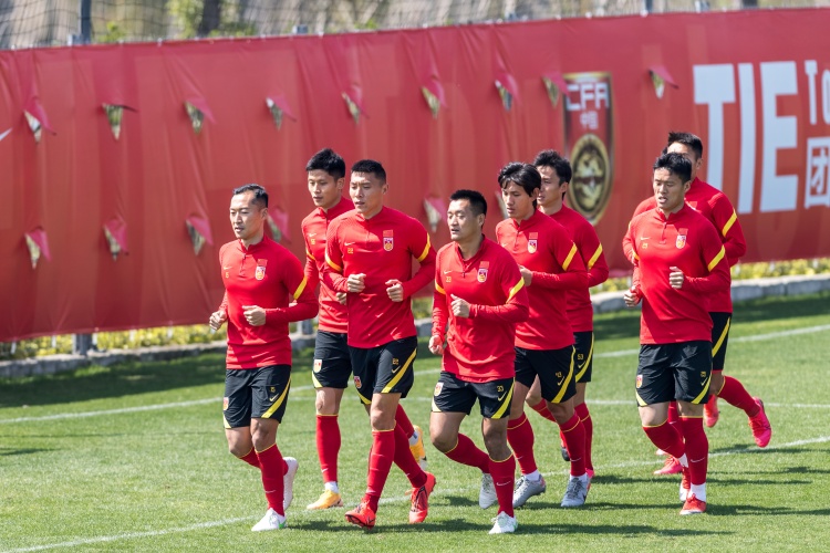 国足vs日本赛前李霄鹏发布会,国足vs日本比赛预测